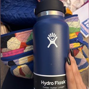 Navy blue hydro flask 32 oz